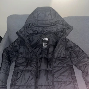 The North Face jacka  - Jag säljer en ÄKTA north face jacka som jag köpte i north face affären i Stockholm. Den är i extremt bra skick och är inte använd så mycket, inga problem med jackan, inga skador osv, jackan är helt svart och har ett north face märke på framsidan av jackan samt där bak. Man kan dock inte se north face märket på framsidan i bilden men om ni är intresserade så kan jag skicka fler bilder. Jätte fin jacka passar som S/M och passar väldigt bra samt jätte varm, köpt för runt 3000 för någon månad sen.