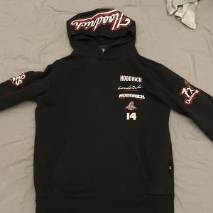 Hoodrich hoodie  - Väldigt fin hoodrich hoodie som jag vill sälja pågrund av att jag tröttnat på den storlek S men kan vi visa fall passa på M. PRIS KAN DISKUTERAS!