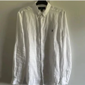 Vit linneskjorta från Ralph Lauren - Vit Ralph lauren linneskjorta. Den är i nyskick. Använd typ två gånger. Men kan inte ha den längre för den är för stor. Den är i storlek XL (18-20) för barn. Så den sitter typ som en xs/s men den är väldigt bred, där av säljer jag den. Nypris 1200kr