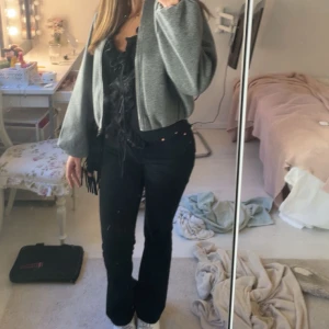 Svarta bootcut jeans - Säljer ett par svarta lowwaist bootcut jeans från Gina Tricot❣️Nästan helt oanvända! (Nypris 500kr)