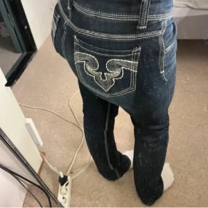 mörkblå jeans med vita sömmar 💖 - Snygga jeans med vita sömmar Mycket bra skick, säljer pga för stora. De har inga defekter 