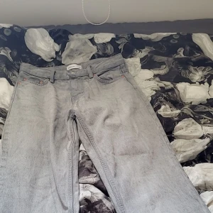 Grå jeans från Gina tricot i Perfect Jeans.  - Säljer ett par grå jeans från Gina tricot i Perfect Jeans i storlek 32[xxs]. De har en klassisk femficksdesign och är i bra skick. Perfekta för vardagsbruk med en snygg och enkel stil. Passar till det mesta och är superbekväma!