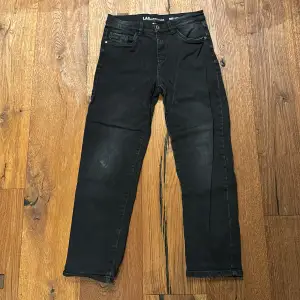 Säljer ett par svarta baggy jeans från LAB Industries i loose fit. De har en klassisk femficksdesign och är i mycket bra skick. Perfekta för en avslappnad stil och passar till alla säsonger. Sköna och stilrena, ett måste i garderoben!