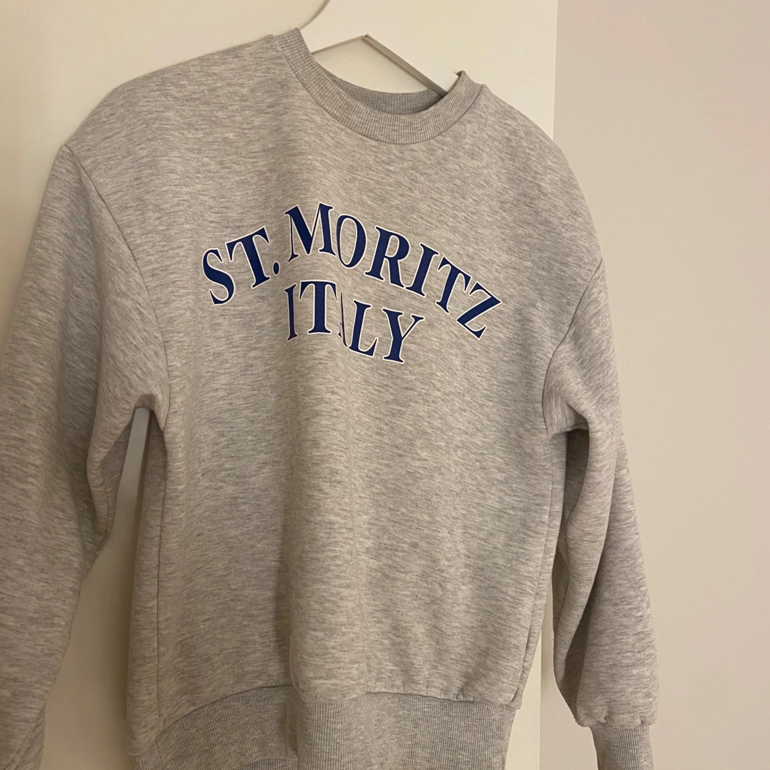 Grå sweatshirt från Gina Tricot