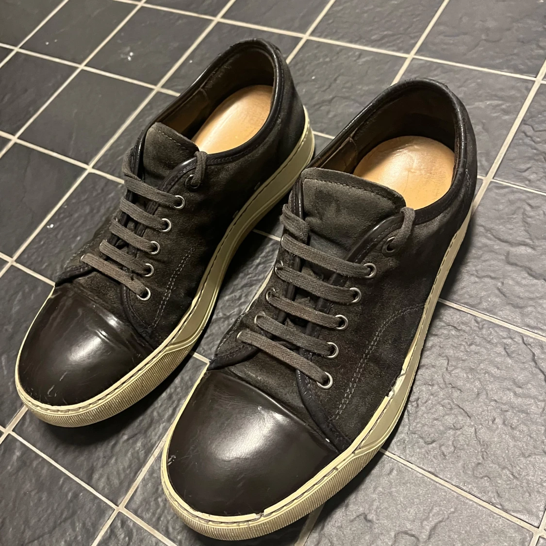 Gråa sneakers från Lanvin - 90