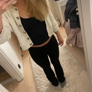 Svarta Low waist bootcut jeans - Säljer ett par svarta jeans från Crocker i bra skick. De har en klassisk femficksdesign och en snygg passform som passar perfekt till vardags eller fest. Märkeslappen på baksidan ger en autentisk touch. Perfekta för alla tillfällen!   Funkar på mig som är xs/s.                                                Midjemåttet är 33•2 Innerbenslängden är 74🩷