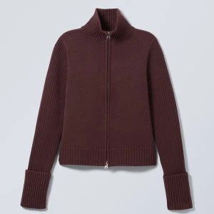 Weekday zip up cardigan kofta - Säljer denna jättefina koftan i jättebra skick, original pris 590. skriv om du har frågor?❤️