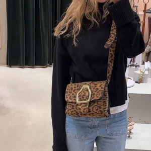 Leopard väska från Cala Jade - Säljer denna L eopardmönstrad axelväska från Cala Jade med ett guldfärgad spänne framtill. Den har en justerbar axelrem och är i mycket bra skick. Perfekt för både vardag och fest! Medium storleken, dustbag medföljer. Nypris ca 5500. Mitt pris 1800 köparen står för frakten
