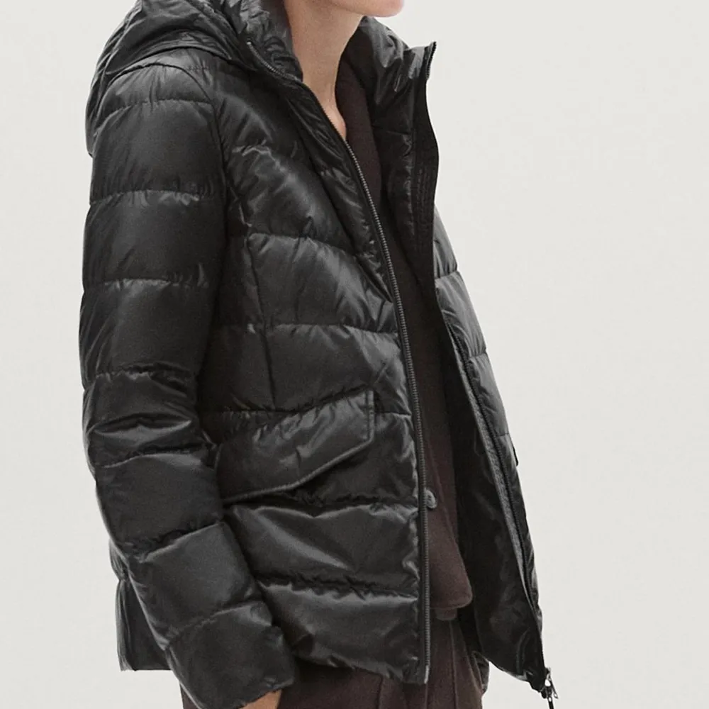 Perfekta jackan, i perfekt skick!! har använt endast 2 gånger!!! Säljer pga att jag har fått en fin moncler som liknar denna. Perfekt till hösten . Takit.