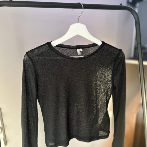 Svart transparent/mesh långärmad topp - Svart mesh likande topp från Nelly. Aldrig använd 