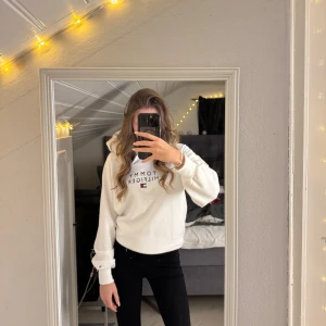 Ny hoodie från Tommy Hilfiger - Säljer en snygg oanvänd vit hoodie från Tommy Hilfiger i storlek XS. Prislapp finns kvar. Den är supermjuk och perfekt för både höst och vår. Hoodien har en klassisk design med loggan framtill och en bekväm passform. Perfekt för en casual look eller mysiga dagar hemma. 💫 Hoodien köptes för 1300:- men jag säljer den för 500:-