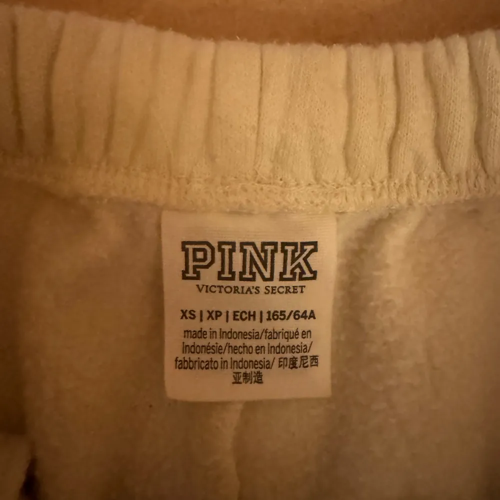 PINK (Victoria’s Secret) mjukisbyxor i krämvitt, storlek XS. Superfina och mycket sparsamt använda😊 säljer pga lite för korta för mig (jag är 165 cm). Jeans & Byxor.