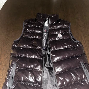 Moncler Väst - Använt den fåtal gånger, Tjock och varm även under vintern. Säljer pågrund av den blivit för liten. M/L pris kan diskuteras