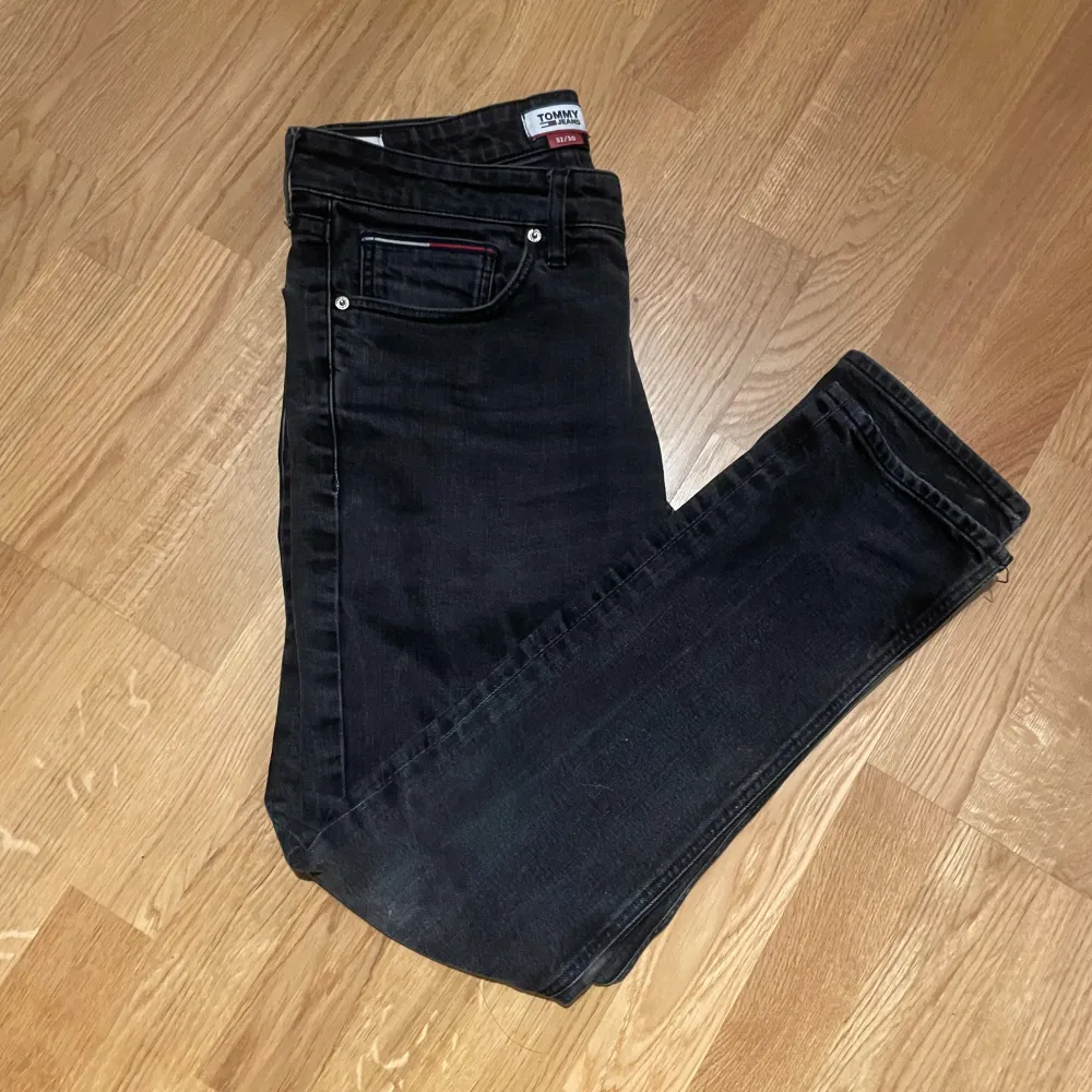 Tja! Säljer nu mina jeans från T.H pga att de inte passar längre. Det är i slim och passar personer som är 175-180. Tveka inte på att kontakta om du har frågor eller funderingar 😊. Jeans & Byxor.