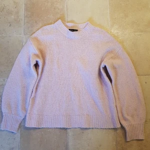 Ljusrosa stickad tröja från SHEIN - Mysig ljusrosa stickad tröja från SHEIN i storlek S. Perfekt för kyliga dagar med sin mjuka och bekväma passform. Tröjan har långa ärmar och ribbade kanter vid ärmslut och nederkant. Enkelt att matcha med jeans eller kjol för en avslappnad look.