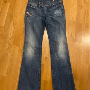 Säljer ett par snygga bootcut jeans från Diesel i bra skick. Aldrig använda, midjemått 37cm rakt över, innerbenslängden 81cm❤️ skriv prisförslag 