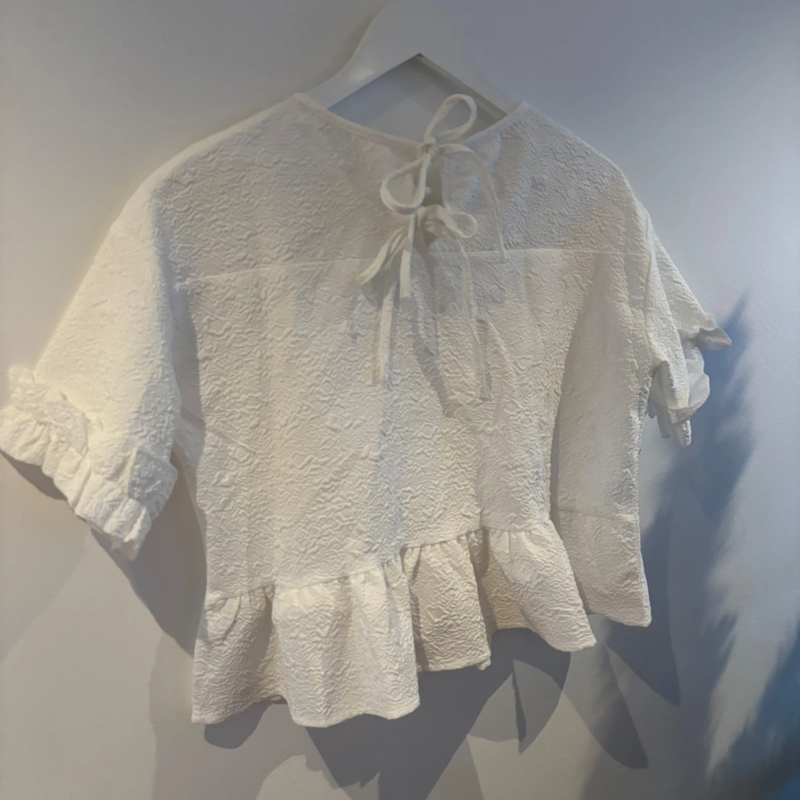 Vit blus med volangdetaljer - 92