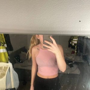 Rosa linnetopp från H&M Divided - Säljer en söt rosa linnetopp från H&M Divided i storlek XS. Toppen är ärmlös och perfekt för sommardagar. Använd ett fåtal gånger och i mycket bra skick. Perfekt för både vardag och fest! 🩷🩷