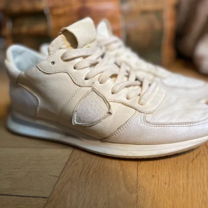 Philippe Model Tropez - STEAL!!! Sneakers från Philippe Model i fint skick för sjukt billigt då jag tröttnat och de bara ligger. Storlek 40 men passar även 41. Inget og.