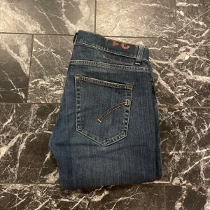 Dondup jeans - Hej! Säljer ett par otroligt fräscha blå dondup jenans. Model Sammie(slim). Använda ett fåtal gånger så skulle säga att skicket är 9/10! Nypris är 3000kr och jag  säljer de för endast 399! Priset är ej hugget i Sten!🪨 Hör av dig vid frågor osv!😊