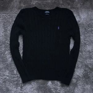 Ralph Lauren Stickad Cabelknit - Säljer nu denna svin feta stickade Ralph Lauren tröjan. Perfekt för vintern och är i helt nytt skick 10/10. Storleken är S och orginal pris ligger på 2395 kr och därför är mitt pris en perfekt deal!