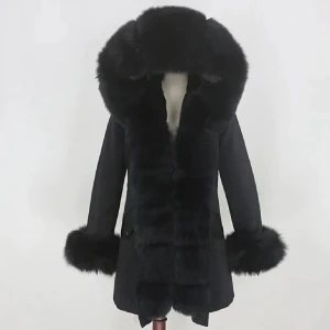 Pälsjacka Äkta päls  - supermysig och fin svart pälsjacka med fluffig huva , päls inuti och ärmslut. Perfekt för kalla vinterdagar!! Jackan i mycket bra skick ,Knappt använd 