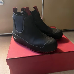 Bally black calf rubber storlek 41 - Använda endast några dagar. Fint skick. Nypris 6500:- se kvitto. 