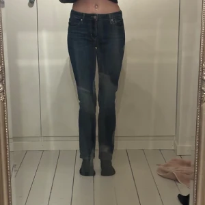 Levi's jeans i mörkblå denim - Säljer ett par snygga Levi's jeans i mörkblå denim. De är lågmidjade och har en klassisk straight fit. 