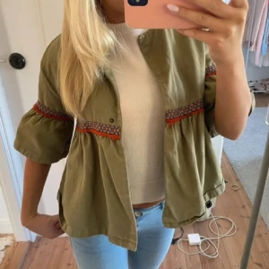 Trekvartsärmad Zara jacka - Super fin och unik trekvartsärmad jacka, som är perfekt för vår, sommar och tidig höst. Den är i mycket bra skick ! Två första bilderna är lånade, sista bilen är min! Det enda som skiljer är de gröna tofsarna men man kan klippas av dem om man vill 💗