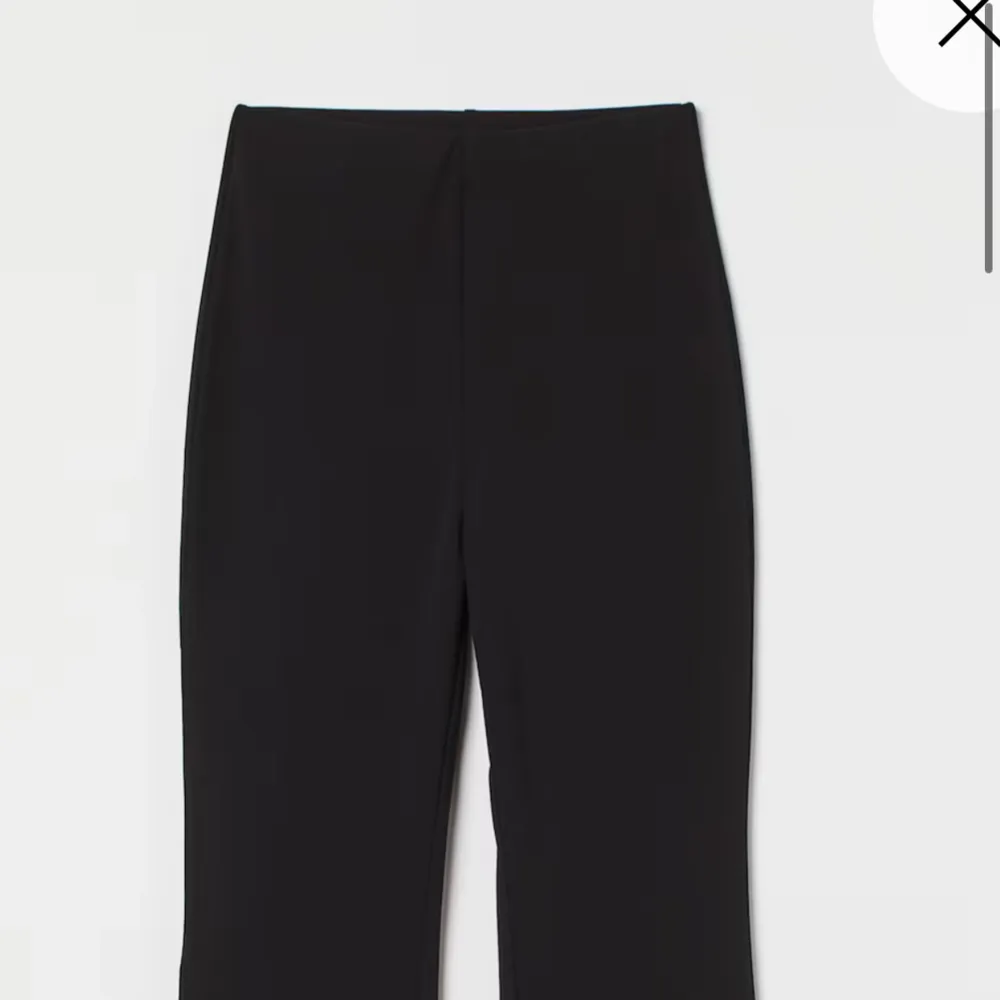 Snygga svarta bootcut kostymbyxor från hm. De är lågmidjade. Materialet är mjukt och bekvämt, vilket gör dem sköna att bära hela dagen. Inte helt säker att det är de byxorna på bilden men om inte så väldigt lika!! Köparen står för frakten💕. Farkut & Housut.