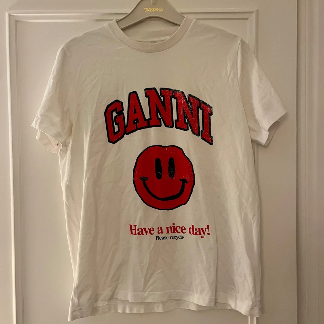 Vit t-shirt från Ganni 