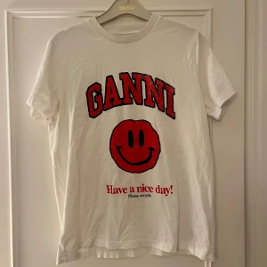 Vit t-shirt från Ganni  - Vit t-shirt från Ganni som är mycket sparsamt använd, fint skick, dock några smink fläckar på ”kragen” (se bild) 🩵