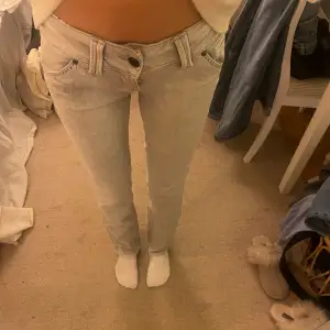 Säljer ett par ljusgrå jeans i bra skick. De är slim bootcut och har en snygg låg midja. Är 165 cm och oassar perfekt på mig. Går utmärkt att sy om till mer bootcut om man skulle vilja, perfekta för både vardag och fest!  Strl 27/32 men sitter som xs. Hör av dig om du har frågor!💕