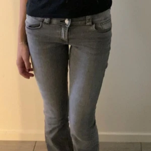 Low waist flare jeans från hm🫶🏼 - Säljer dessa flared low waist jeans jag köpte inne på hm i Tyskland. De är mörk gråa, nästan svarta. De är lite korta på mig som är 174 men annars passar de bra. I midjan hade jag sagt att de är XS-S. Har haft på mig dem en gång. Kontakta för fler frågor🫶🏼