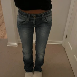 Blå jeans med bootcut - Säljer ett par snygga replay jeans. 