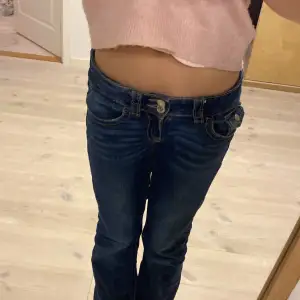 Säljer ett par snygga blå jeans från Gina Tricot i storlek 152 som är justerbara i midjan! De har en klassisk femficksdesign med dubbla knappar och dragkedja fram!💕 . Dem är bootcut och low waist! de har tecken på användning  som man ser på bild 3 men inga hål eller fläckar! Köpte för 299 kr säljer för 150!