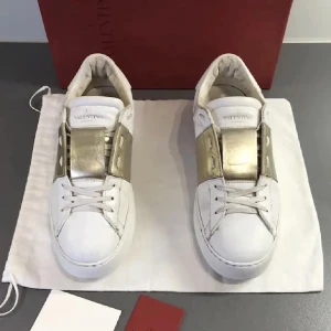 Valentino skor - Säljer dessa väl använda skor från valentino då jag köpt nya skor, dom har en del defekter dels har de slitits på de guldiga (se 2,3 bilderna), sedan har jag bytt sulor till mina egna för dom andra gick sönder längst fram. Det är även lite trasigt inuti skorna längst fram under sulan men det är limmat och ingen som känns. De är även lite trasiga vid hälarna. Skriv för fler frågor (tillkommer låda, kvitto och valentino kort) såklart ÄKTA!