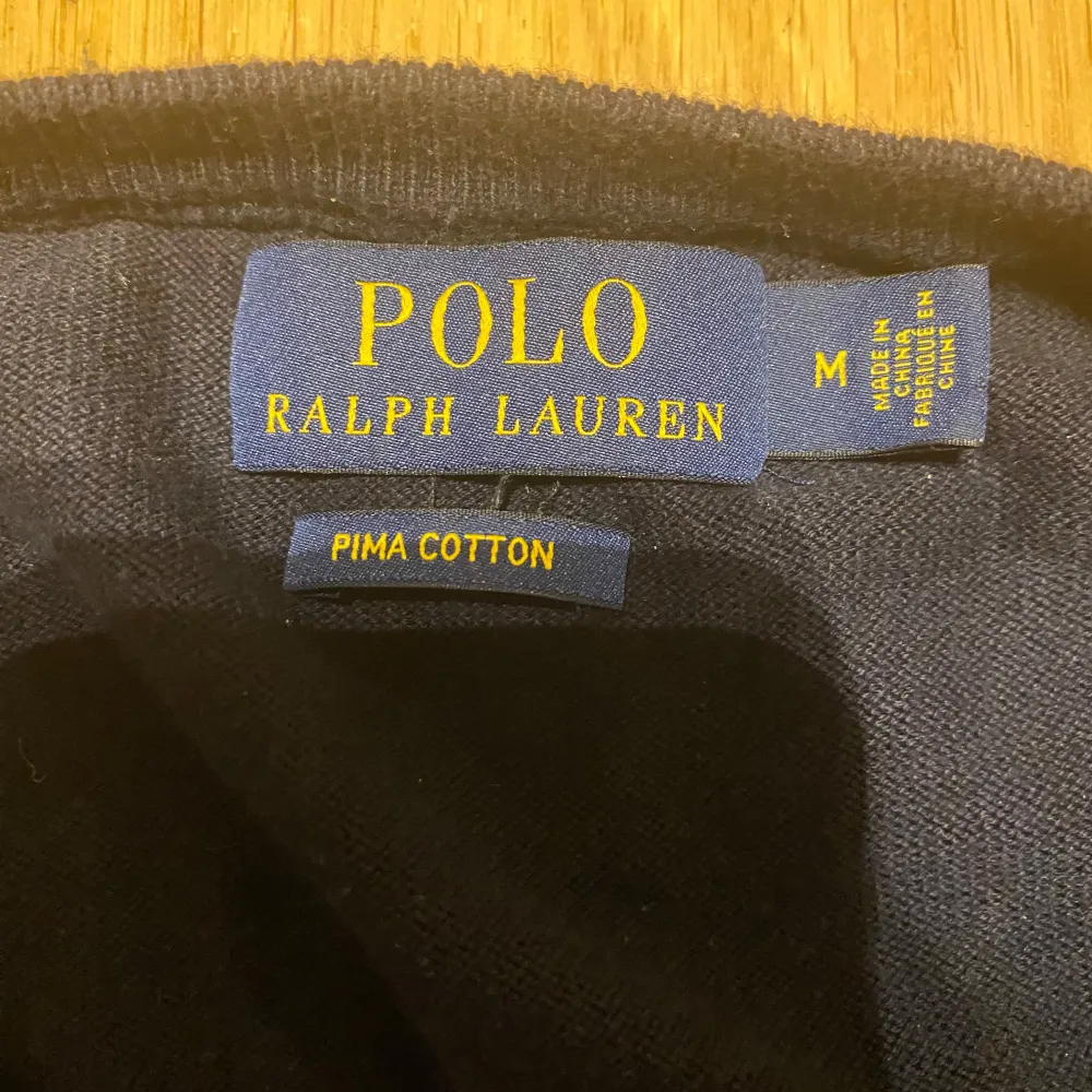 Säljer en snygg svart tröja från Polo Ralph Lauren i storlek M. Tröjan är tillverkad i mjuk Pima bomull och har en klassisk v-ringning. Perfekt för både vardag och fest! Passar även storlek S. Priset kan diskuteras vid snabb affär. Skriv om ni har några frågor. Tröjor & Koftor.