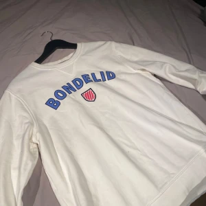 Bondelid tröja - Säljer denna bondelid tröja i storlek L. Skicket är skitbra och har inga defekter eller något. Trycket sitter som nytt och matrialet är väldigt fint. Allmänt fräsh. 9/10 skick. Har du några frågor är det bara att höra av sig!😁😁😁