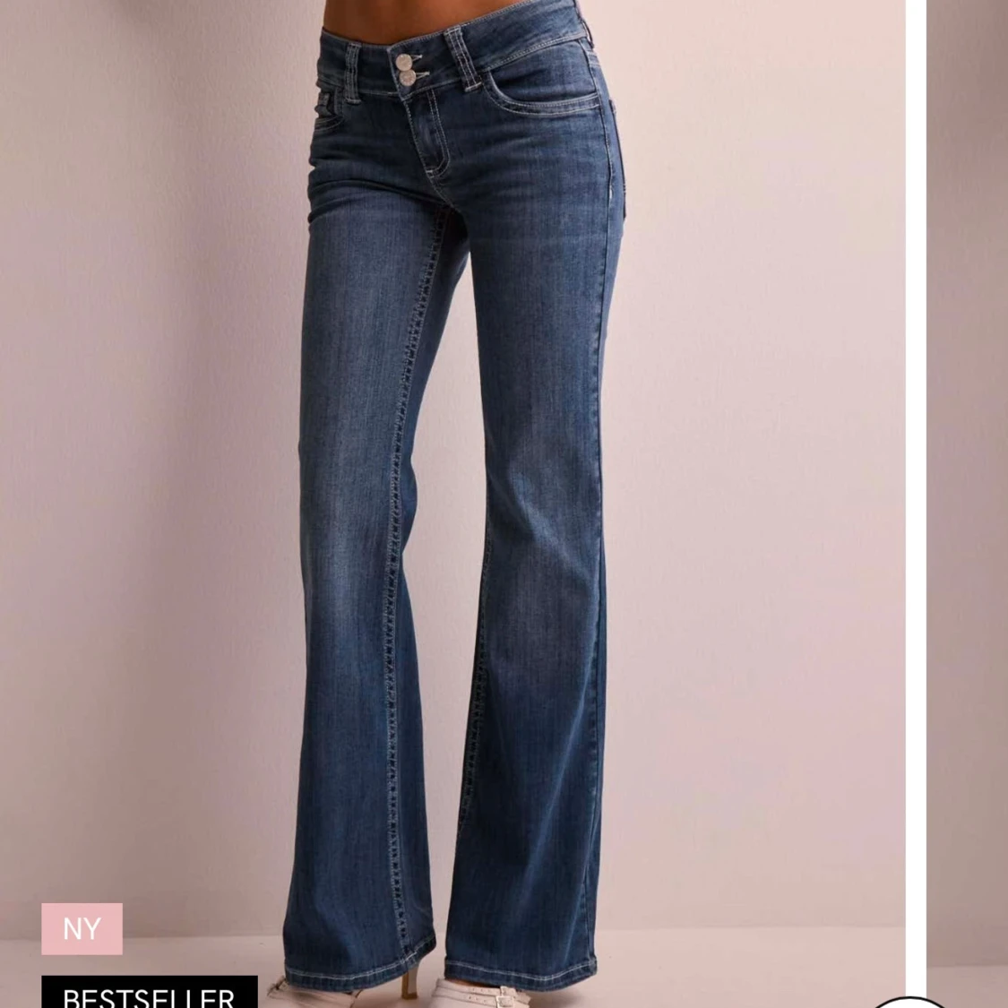 Lågmidjade nelly jeans🤍 - 1