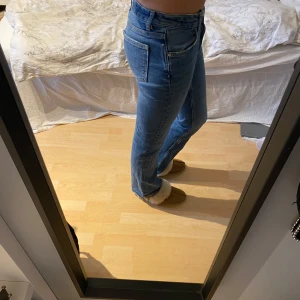 Blå jeans med normal passform - Säljer dessa jättefina Bootcut jeans som är lågmidjade. Jättefint skick och är jättesköna💕