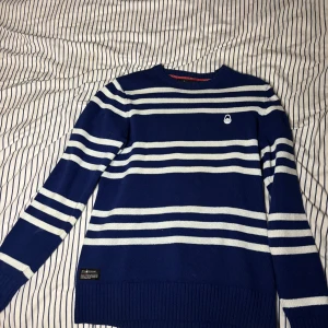 Tröja Sail racing - Säljer en snygg blå och vit randig tröja från Sail racing. Den är i mycket bra skick och är i storlek Medium