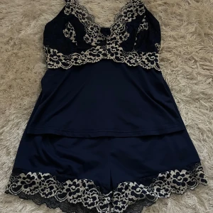 Pyjamas sett - Jättesnyggt pyjamas sett som är mörkblått med vita spets detaljer💕