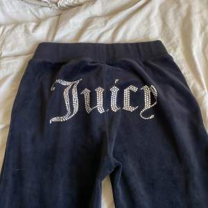 Säljer ett par svarta mjukisbyxor från Juicy Couture i storlek XS. Byxorna har en glittrig Juicy-logga på baksidan och en liten logga fram. 🖤