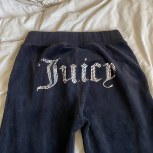 Svarta mjukisbyxor från Juicy Couture - Säljer ett par svarta mjukisbyxor från Juicy Couture i storlek XS. Byxorna har en glittrig Juicy-logga på baksidan och en liten logga fram. 🖤