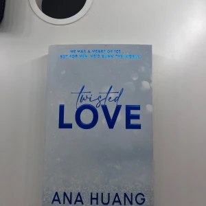 Twisted Love - Säljer boken 'Twisted Love' av Ana Huang. Den har en stilren omslagsdesign i blått och vitt med titeln i elegant skrivstil. Boken handlar om Alex Volkov, en man med ett hjärta av is, och Ava Chen, en fri ande med en mystisk barndom. Perfekt för dig som gillar romantik och spänning. 📚kostar runt 150-200kr normalt helt ny på engelska 