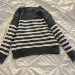 Stickad tröja - Super gullig