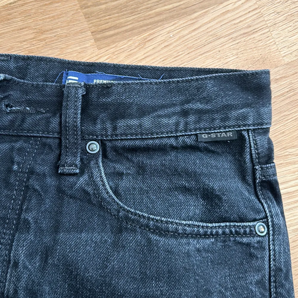 W29 L32. Straight passform. Bra kvalle jeans som tål slit. Snygg tvätt och sitter riktigt snyggt. Snygga detaljer med. . Jeans & Byxor.