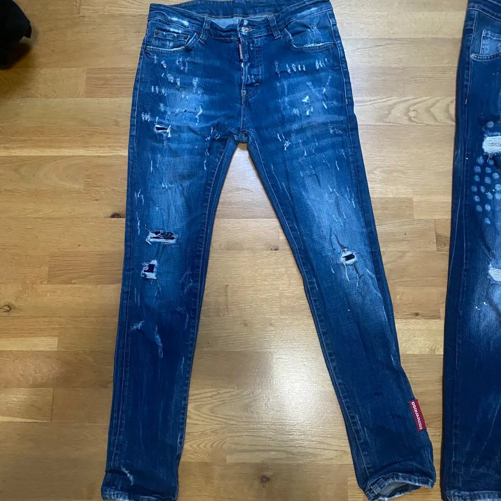 Säljer nu dessa feta dsquared jeansen för de knappast kommer till användning längre. Skick 8/10. 800st men båda för 1400. Det är bara att skriva vid funderingar eller liknande  . Jeans & Byxor.