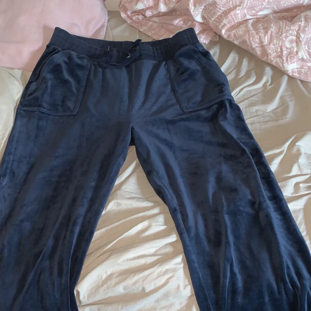 Jättefina mörkblå juicybyxor som inte används längre då dem är för stora, silver detaljerna på snöret är av och knäna har börjat bli lite vita. . Jeans & Byxor.